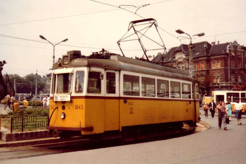 Budapest sporvognslinje 56 med motorvogn 1043 ved Széll Kálmán tér (Moszkava Tér) (1983)