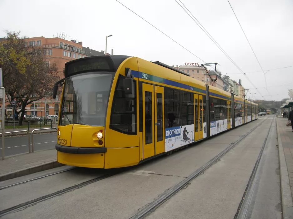 Budapest sporvognslinje 6 med lavgulvsledvogn 2023 på Széna tér (2014)