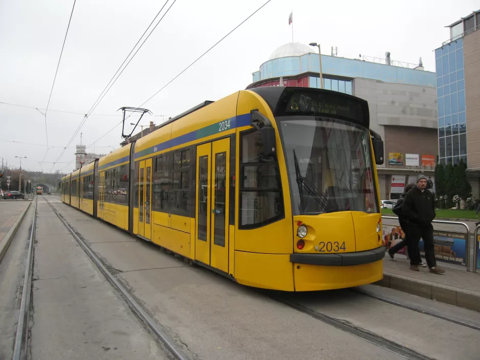 Budapest sporvognslinje 6 med lavgulvsledvogn 2034 ved Széna tér (2014)