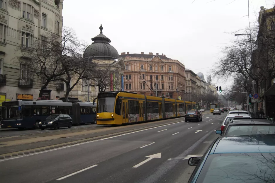 Budapest sporvognslinje 6 med lavgulvsledvogn 2036 i krydset Szent István körút/Pannónia út (2013)