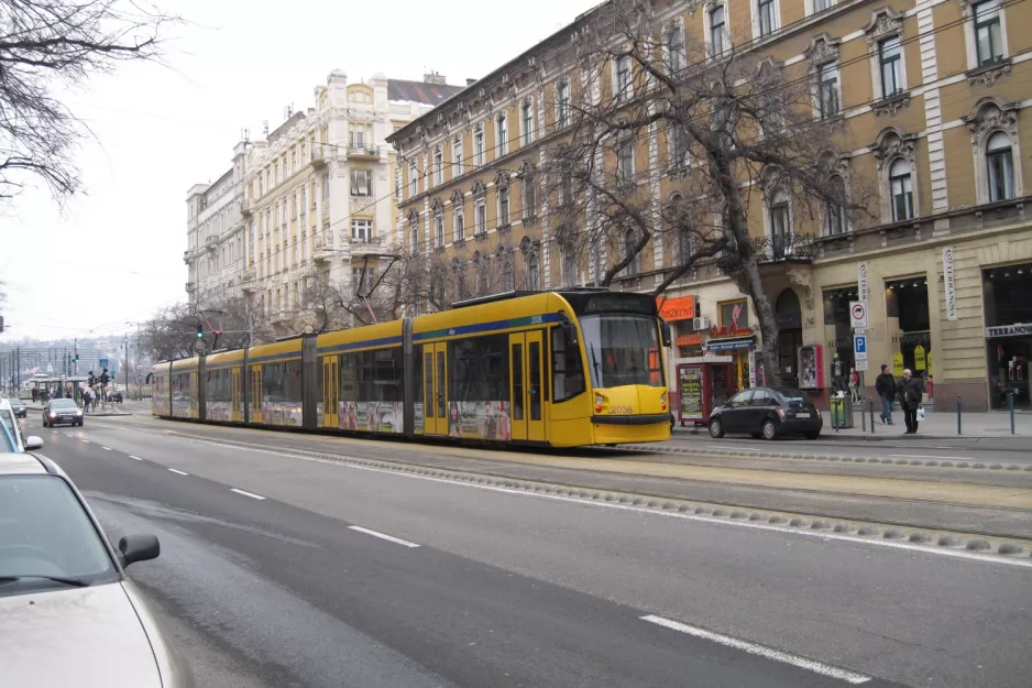 Budapest sporvognslinje 6 med lavgulvsledvogn 2036 på Szent István körút (2013)