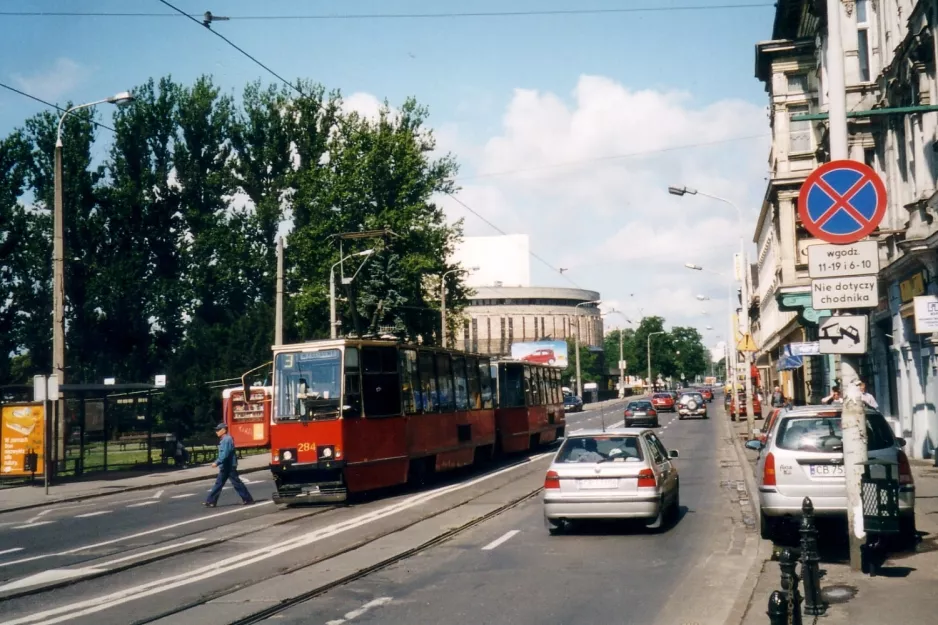 Bydgoszcz sporvognslinje 3 med motorvogn 284 ved Plac Teatralny (2004)