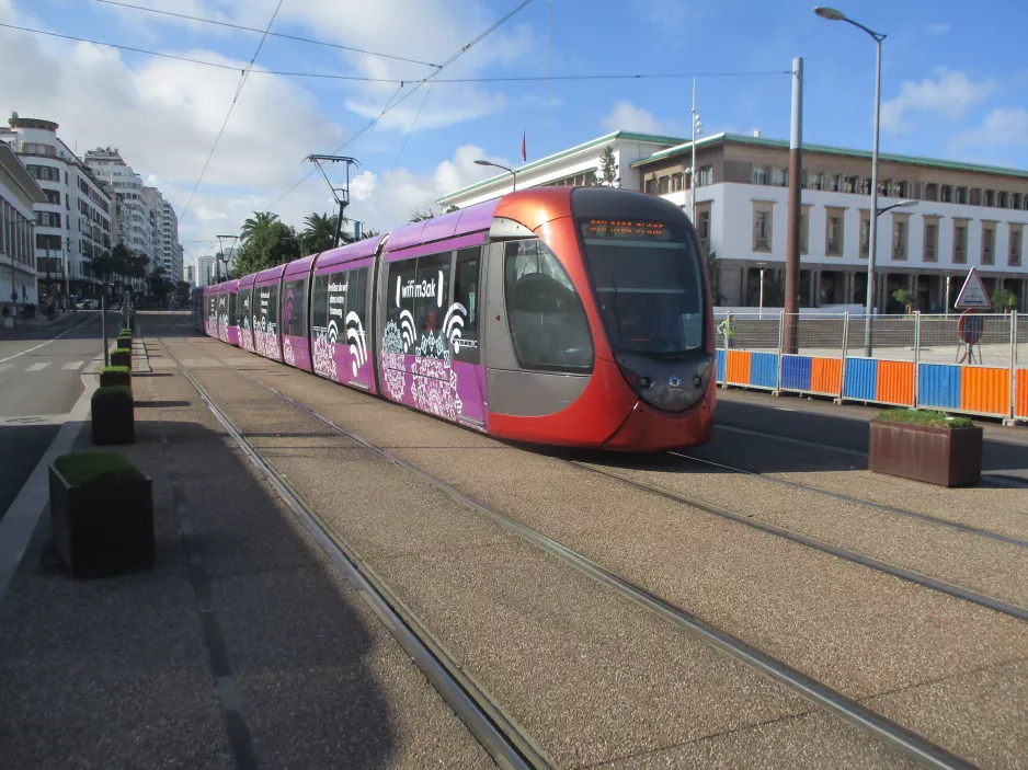 Casablanca sporvognslinje T1 med lavgulvsledvogn 017 på Boulevard Hassan II (2018)