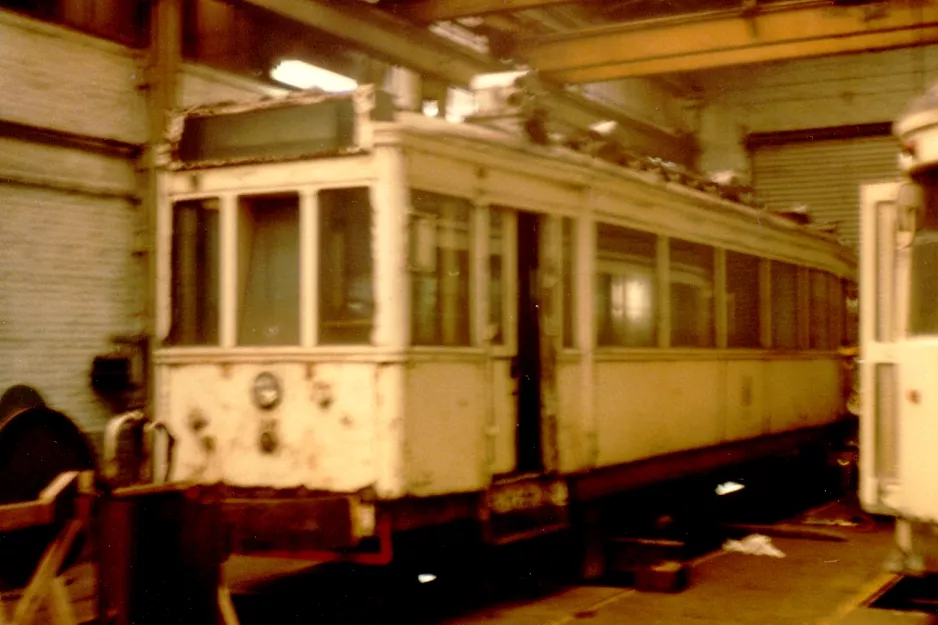Charleroi motorvogn inde i remisen Jumet (1981)