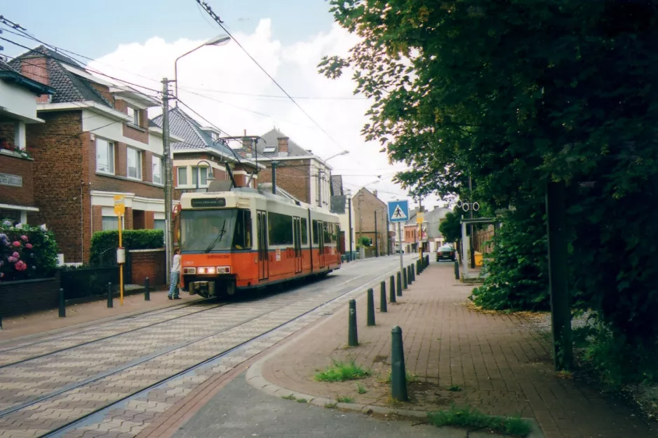 Charleroi sporvognslinje 82 med ledvogn 6103 ved Rue de la Station  Anderlues (2007)