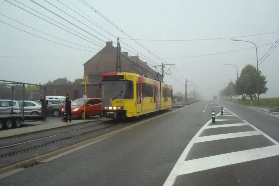 Charleroi sporvognslinje M2 med ledvogn 7416 ved Fontaine-L'Ebveque Coron du Berger (2014)