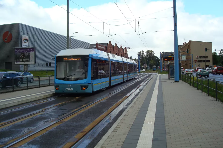 Chemnitz sporvognslinje 1 med lavgulvsledvogn 610 ved Industrie-museum (2015)