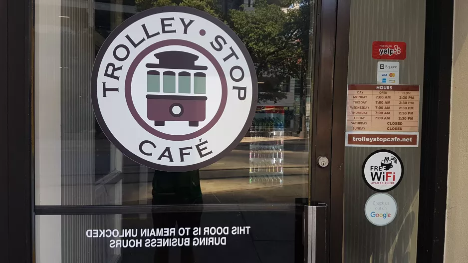 Dallas udenfor Trolley Stop Café (2018)