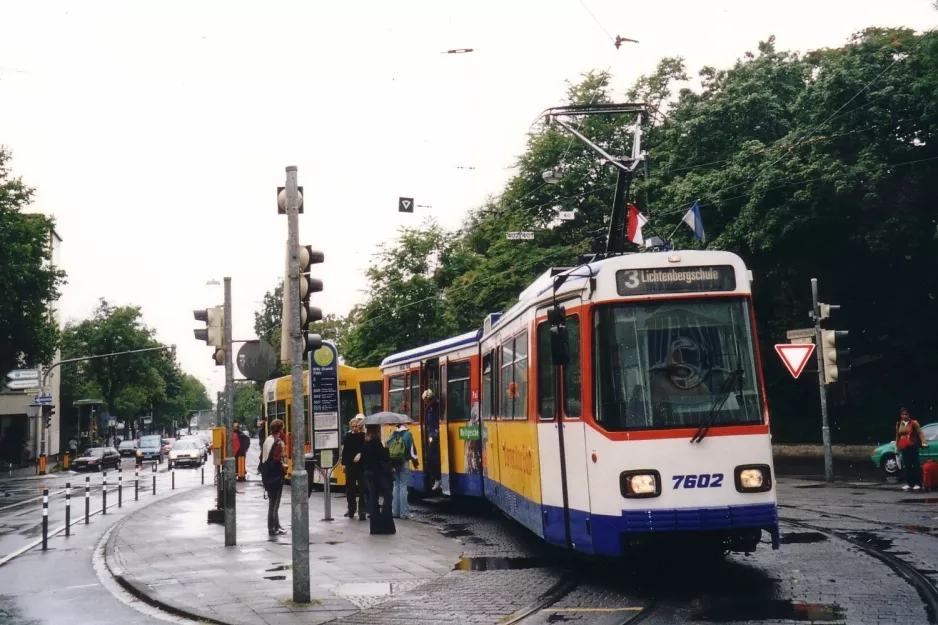Darmstadt sporvognslinje 3 med ledvogn 7602 ved Willy-Brandt-Platz (2003)