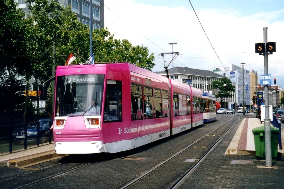 Darmstadt sporvognslinje 7 med lavgulvsledvogn 9871 ved Rhein-/Neckarstraße (2003)