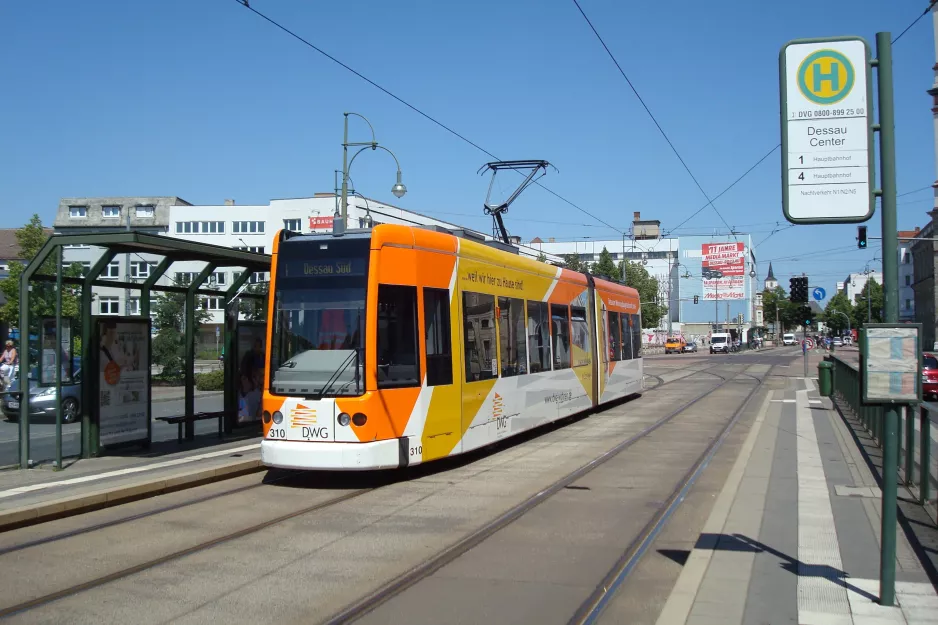 Dessau sporvognslinje 1 med lavgulvsledvogn 310 ved Dessau Center (2015)