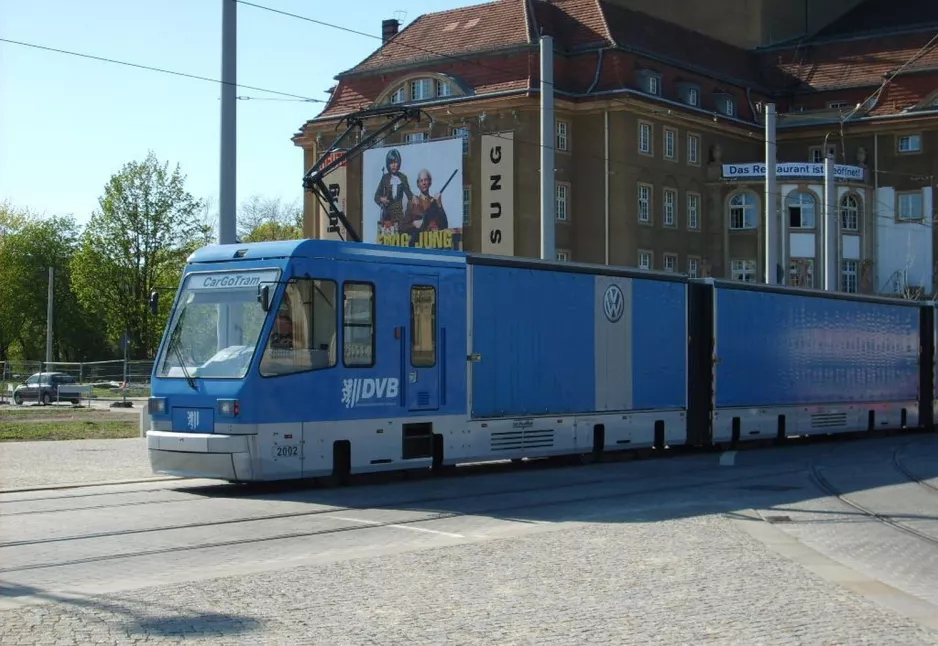 Dresden CarGoTram med motorgodsvogn 2002 på Postplatz (2007)