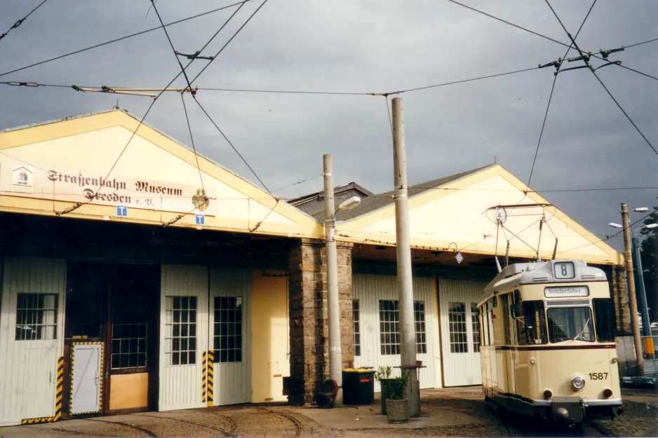 Dresden motorvogn 1587 foran Straßenbahnmuseum (2002)