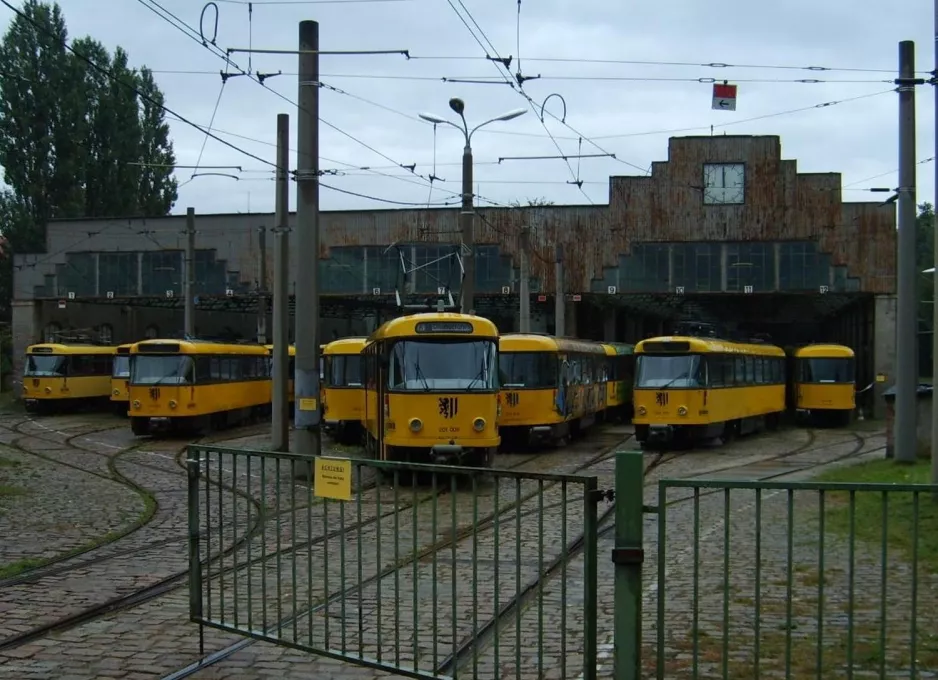 Dresden motorvogn 201 009 foran remisen Bühlau (2007)