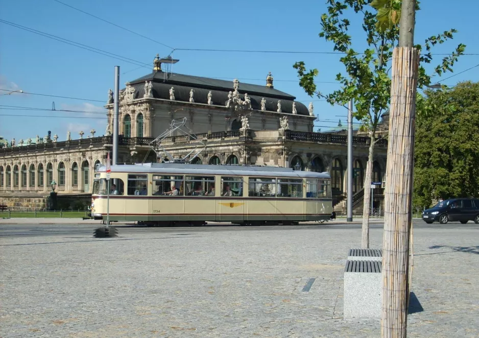 Dresden museumslinje 16 med museumsvogn 1734 på Postplatz (2007)