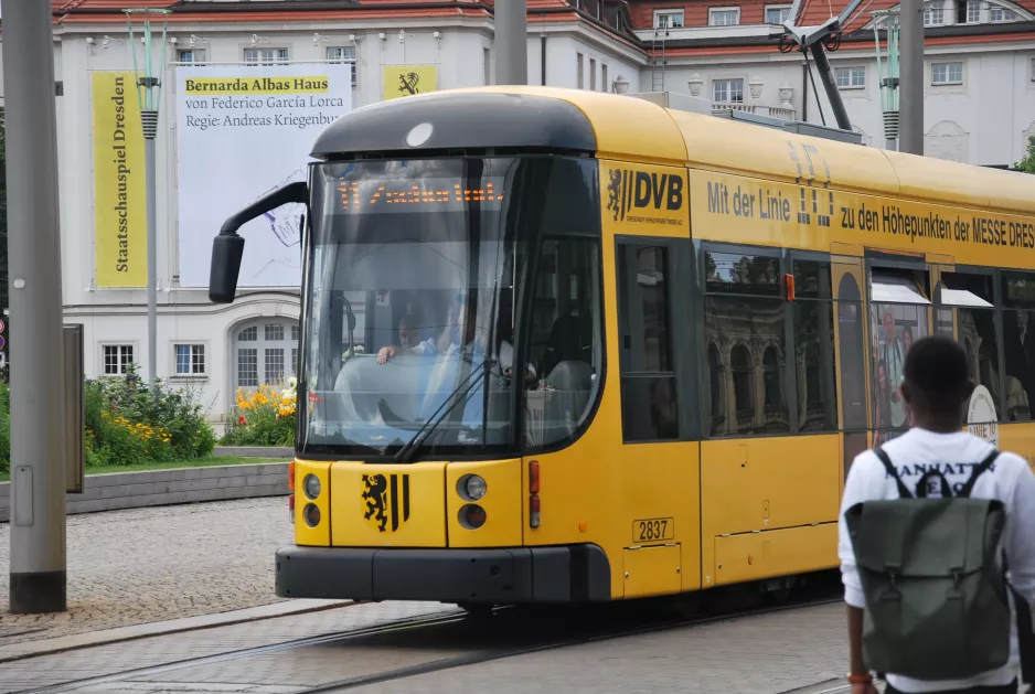 Dresden sporvognslinje 11 med lavgulvsledvogn 2837 på Postplatz (2015)