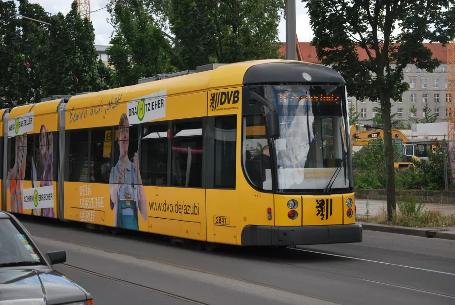 Dresden sporvognslinje 11 med lavgulvsledvogn 2841 nær Postplatz (2015)