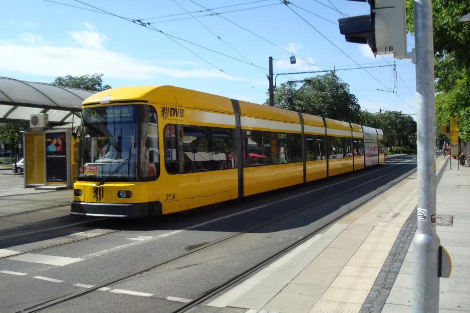 Dresden sporvognslinje 12 med lavgulvsledvogn 2718 ved Pirnaischer Platz (2011)