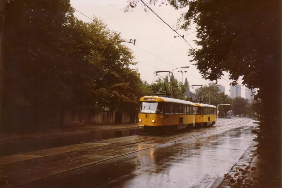 Dresden sporvognslinje 16 med motorvogn 222-479-8 på Ackermannstraße (1990)