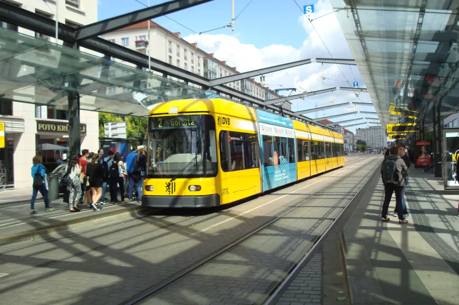 Dresden sporvognslinje 2 med lavgulvsledvogn 2712 ved Postplatz (2015)