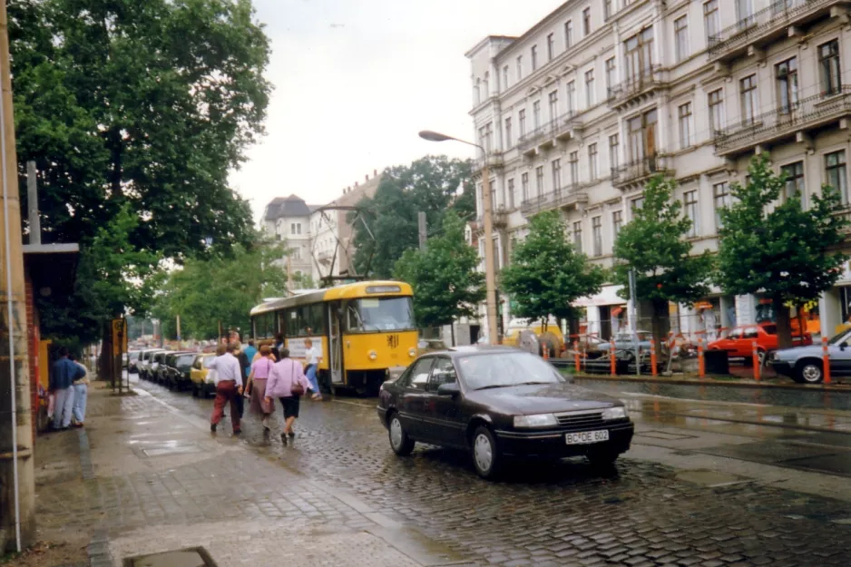 Dresden sporvognslinje 26 med motorvogn 129 på Bautzner Straße (1993)