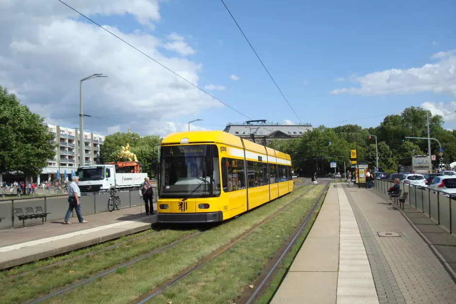 Dresden sporvognslinje 4 med lavgulvsledvogn 2522 ved Neustädter Markt (2015)