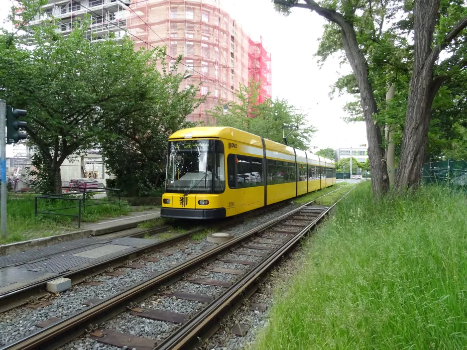 Dresden sporvognslinje 4 med lavgulvsledvogn 2708 ved Straßburger Platz (2019)