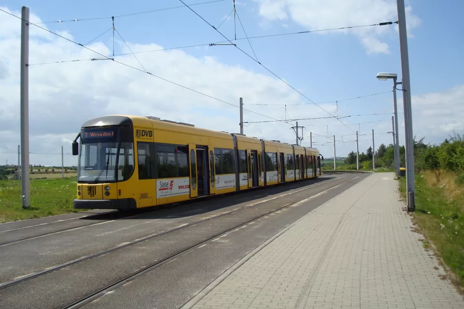 Dresden sporvognslinje 7 med lavgulvsledvogn 2835 ved Pennrich, Gleisschleife (2015)