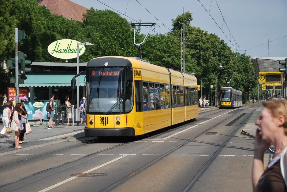 Dresden sporvognslinje 8 med lavgulvsledvogn 2615 "Partnerstadt Hamburg" ved Prager Straße (2015)