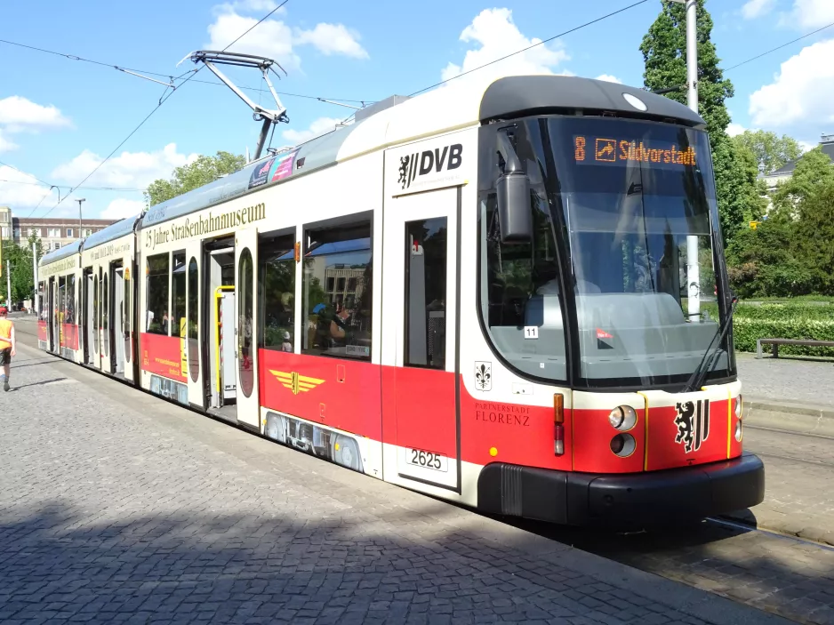 Dresden sporvognslinje 8 med lavgulvsledvogn 2625 "Partnerstadt Florenz" ved Albertplatz (2019)