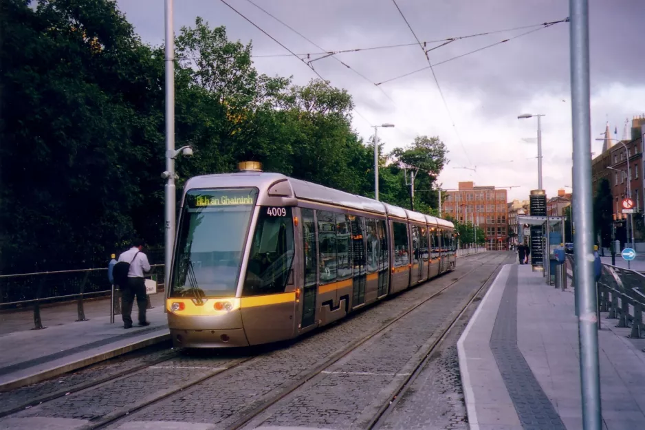 Dublin sporvognslinje Grøn med lavgulvsledvogn 4009 ved St. Stephen's Green (2006)