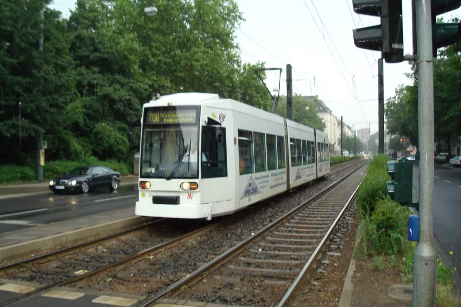 Düsseldorf ekstralinje 708 med lavgulvsledvogn 2139 ved Hansaplatz (2010)