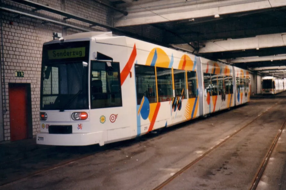 Düsseldorf lavgulvsledvogn 2111 inde i Betriebshof Lierenfeld (1996)