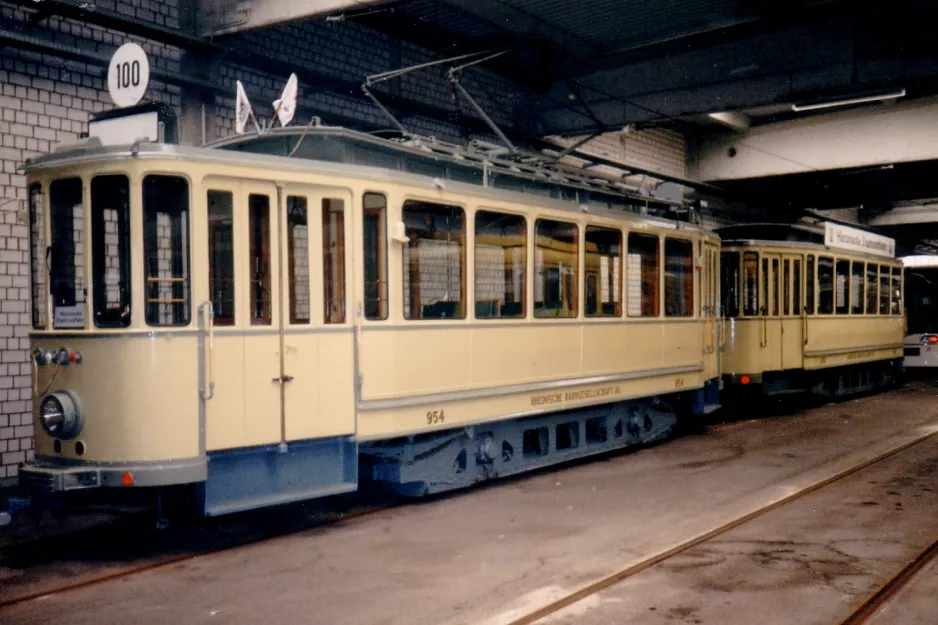 Düsseldorf museumsvogn 954 inde i remisen Betriebshof Lierenfeld (1996)