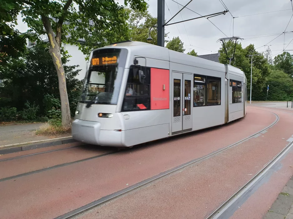 Düsseldorf regionallinje U71 med lavgulvsledvogn 3345 nær Benrath S (2020)