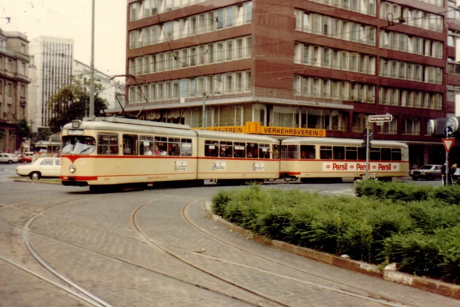 Düsseldorf sporvognslinje 705 med ledvogn 2412 tæt på Hauptbahnhof (1981)