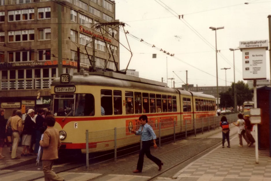 Düsseldorf sporvognslinje 709 med ledvogn 2151 "Queen Mary" ved Hauptbahnhof (1981)