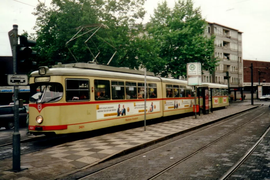 Düsseldorf sporvognslinje 709 med ledvogn 2431 ved Worringer Platz (2000)
