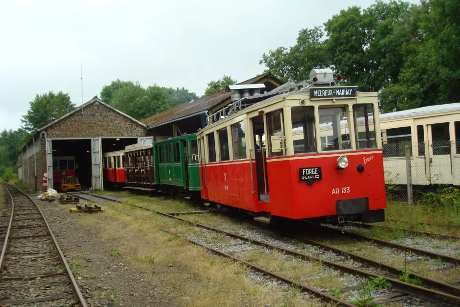 Erezée med motorvogn AR 133 "Francais" foran Tramway Touristique de l'Aisne (2014)