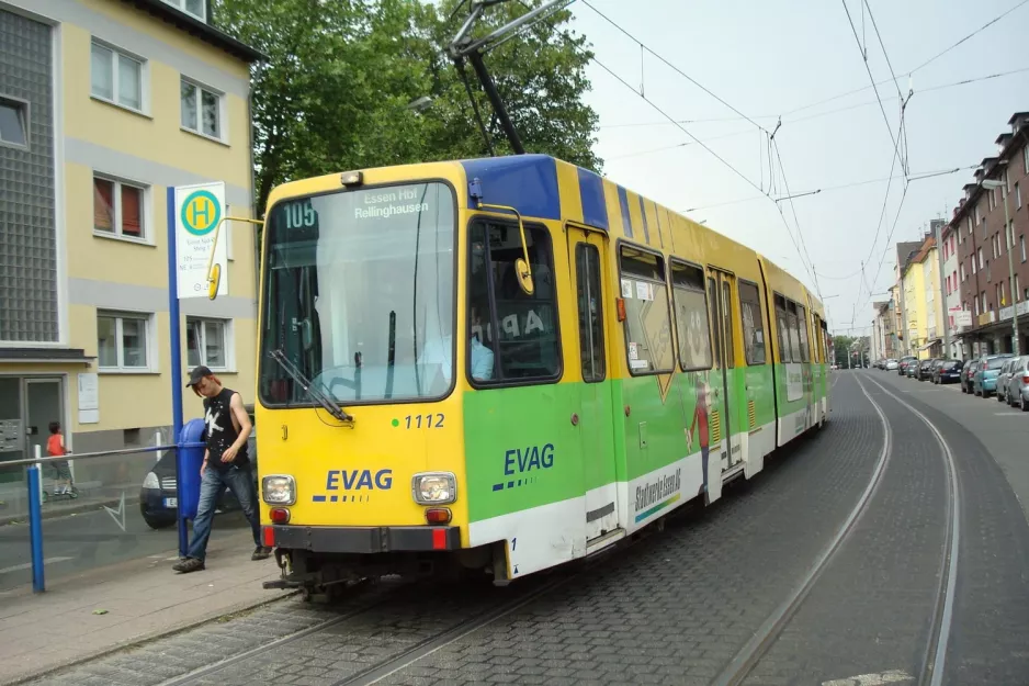 Essen sporvognslinje 105 med ledvogn 1112 ved Essen Süd. Steig 1 (2010)