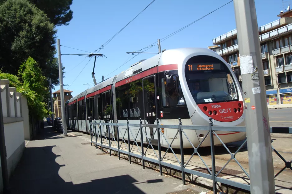Firenze sporvognslinje T1 med lavgulvsledvogn 1004 på Viale Fratelli Rosselli (2016)