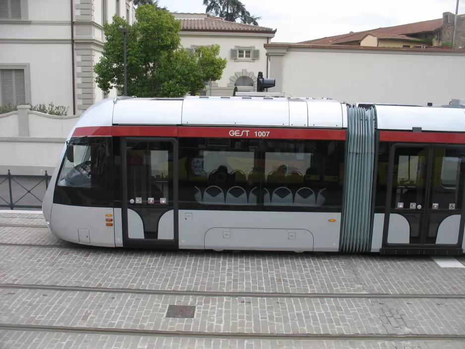 Firenze sporvognslinje T1 med lavgulvsledvogn 1007 på Viale Fratelli Rosselli (2010)