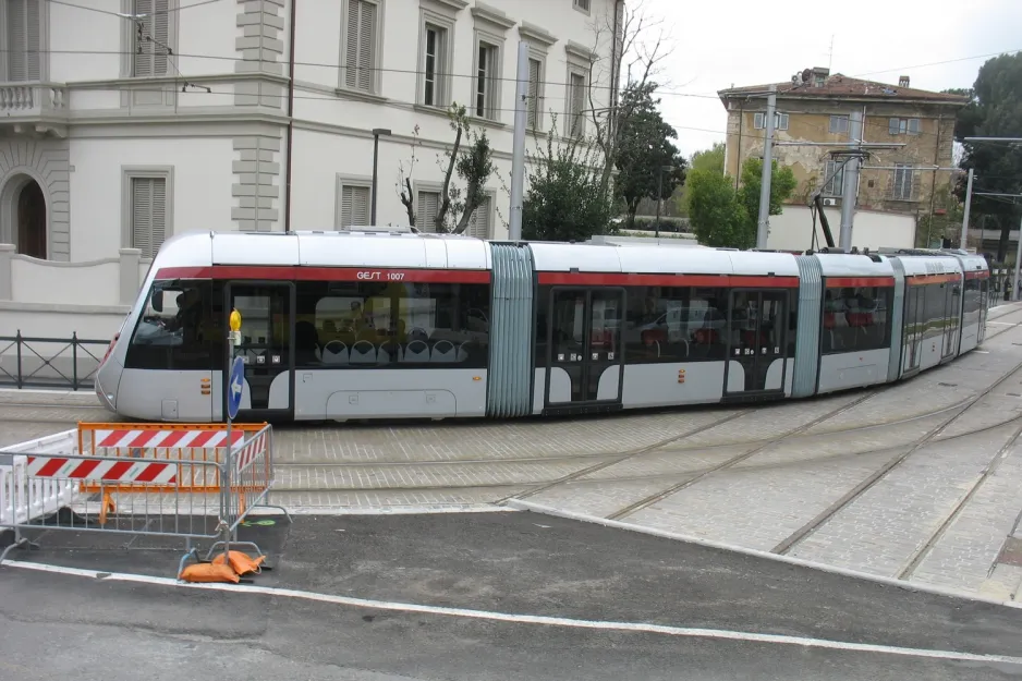 Firenze sporvognslinje T1 med lavgulvsledvogn 1007 tæt på Via Jacopo da Diacceto (2010)