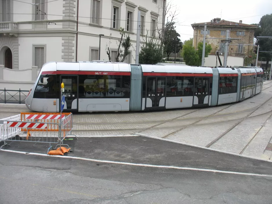 Firenze sporvognslinje T1 med lavgulvsledvogn 1007 ved at krydse Viale Fratelli Rosselli/Via Iacopo da Diacceto (2010)