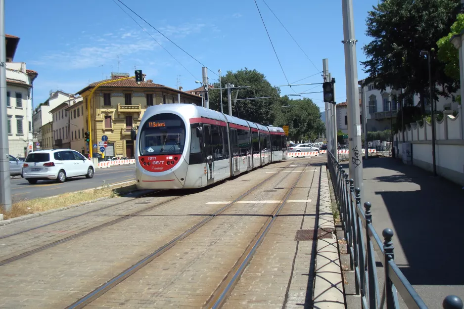 Firenze sporvognslinje T1 med lavgulvsledvogn 1011 på Viale Fratelli Rosselli (2016)