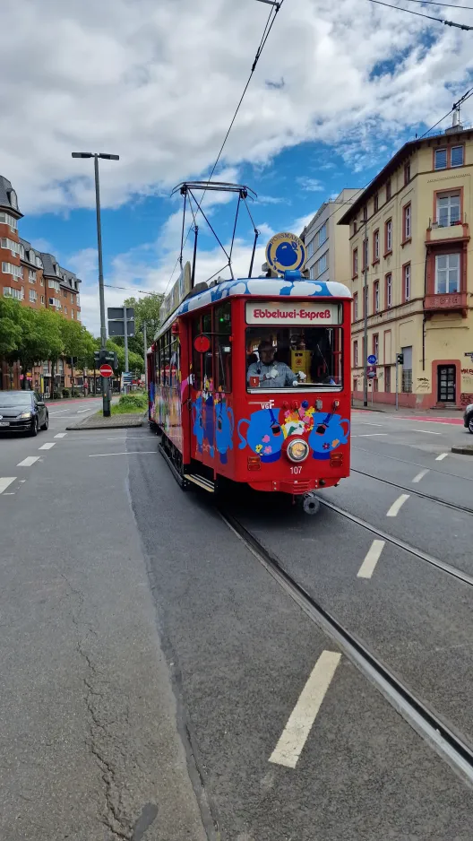 Frankfurt am Main Ebbelwei-Expreß med motorvogn 107 nær Ostendstr. (2024)