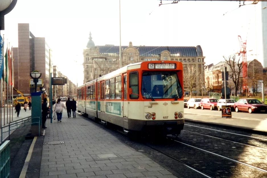 Frankfurt am Main sporvognslinje 12 med ledvogn 687 ved Willy-Brandt-Platz (2001)