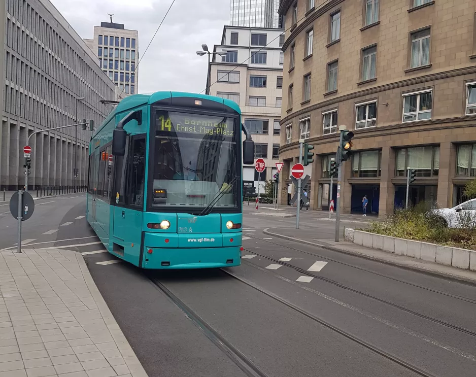 Frankfurt am Main sporvognslinje 14 med lavgulvsledvogn 263 tæt på Karmeliterkloster (2020)