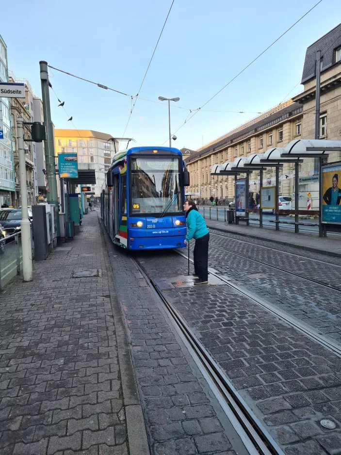 Frankfurt am Main sporvognslinje 17 med lavgulvsledvogn 203 på Haupbahnhof Südseite (2022)