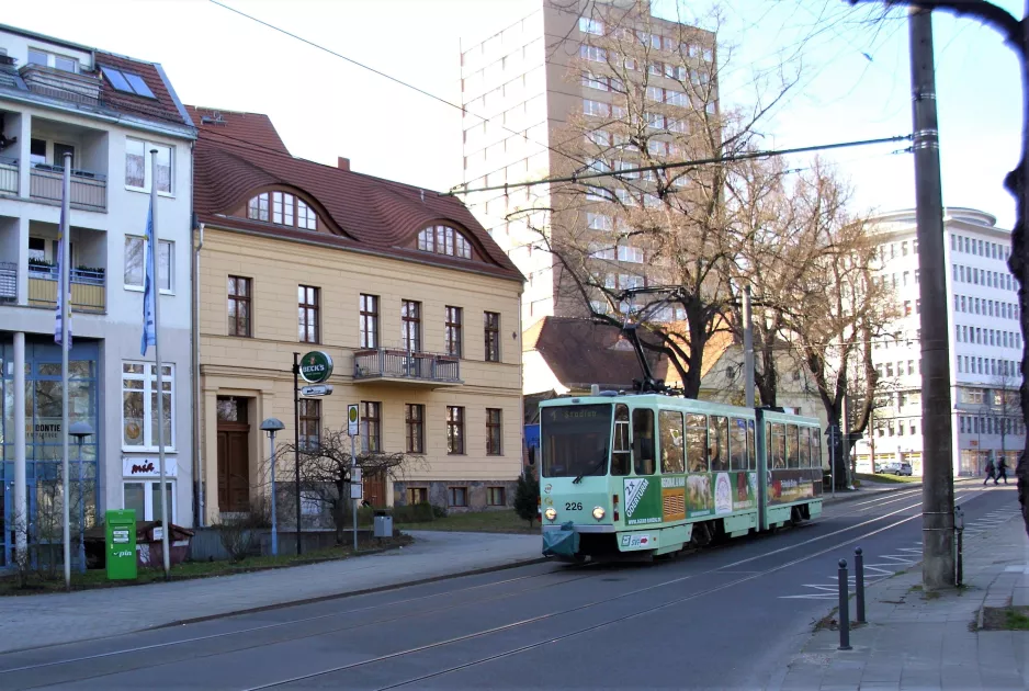 Frankfurt (Oder) sporvognslinje 1 med ledvogn 226 nær Gertraudenkirche (2022)